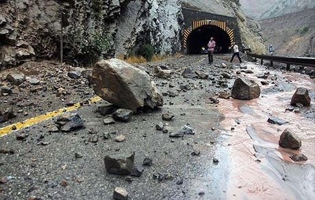 ریزش سنگ در جاده چالوس/ یک نفر جان باخت