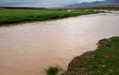 انسداد محور گیلانغرب به سومار بدلیل سیل