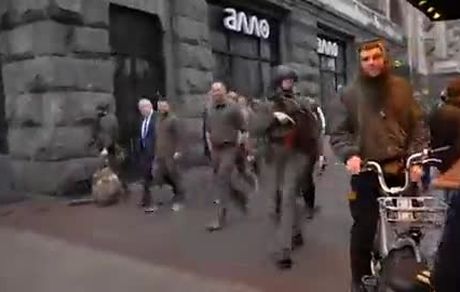 قدم زدن رئیس جمهور اوکراین و نخست وزیر انگلیس در خیابان‌های کی‌یف