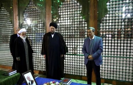 تصاویر پربیننده حضور احمدی‌نژاد در مزار مرحوم هاشمی رفسنجانی