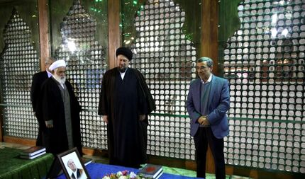 تصاویر پربیننده حضور احمدی‌نژاد در مزار مرحوم هاشمی رفسنجانی