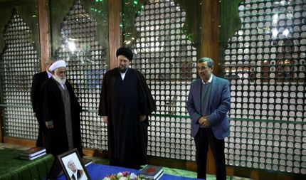 تصاویر پربیننده حضور احمدی‌نژاد در مزار مرحوم هاشمی رفسنجانی