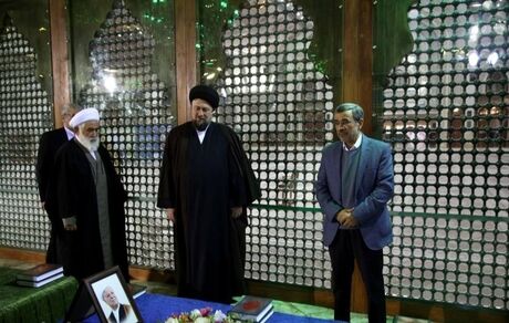 تصاویر پربیننده حضور احمدی‌نژاد در مزار مرحوم هاشمی رفسنجانی
