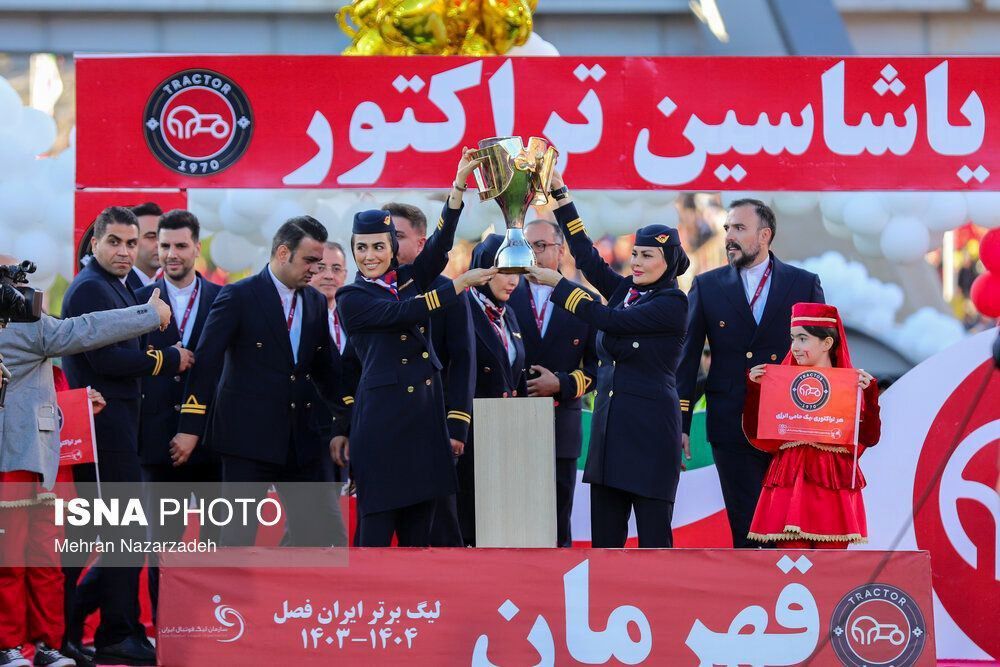 جشن قهرمانی باشکوه ولی نیمه تمام تیم فوتبال تراکتور