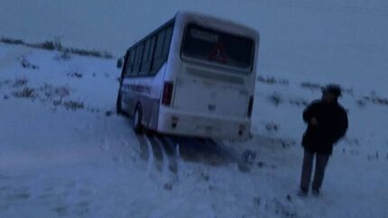 تصادف شاخ به شاخ نیسان آبی و مینی بوس در آذربایجان‌شرقی