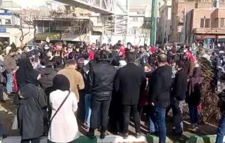 هواداران پرسپولیس خواهان استیضاح وزیر ورزش! / تجمع دوباره مقابل مجلس