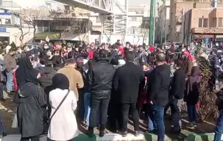 هواداران پرسپولیس خواهان استیضاح وزیر ورزش! / تجمع دوباره مقابل مجلس