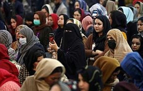 زنان شاغل شادترند یا زنان خانه‌دار؟