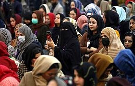 زنان شاغل شادترند یا زنان خانه‌دار؟