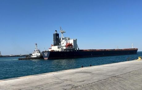 پهلوگیری کشتی حامل نخستین محموله گندم وارداتی استان در سال ۱۴۰۴ در بندر «شهید بهشتی» چابهار