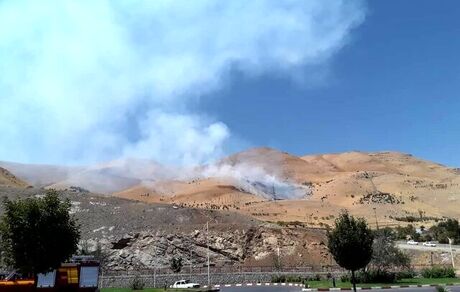 آتش سوزی گسترده در دامنه‌های کوهستانی آبیدر شهر سنندج