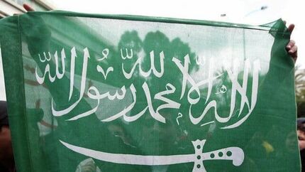 یک سال زندان و ۳۰۰۰ ریال سعودی جریمه مجازات اهانت به پرچم عربستان
