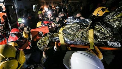 نجات معجزه‌وار سه شهروند ترک بعد از هشت روز از زیر آوار زلزله