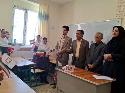 اهدای کوله‌پشتی به دانش‌آموزان دبستان شهدا بانک مسکن زنجان
