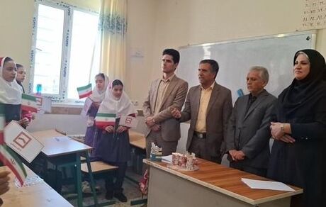 اهدای کوله‌پشتی به دانش‌آموزان دبستان شهدا بانک مسکن زنجان
