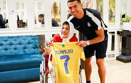 رفتار عجیب باشگاه پرسپولیس با هدیه رونالدو به هنرمند معلول / عقب‌نشینی سرخ‌ها