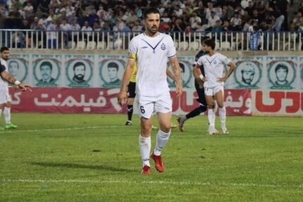 ملوان اولین صدرنشین لیگ برتر / بازیکن سرباز بازی را درآورد