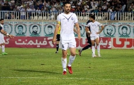 ملوان اولین صدرنشین لیگ برتر / بازیکن سرباز بازی را درآورد