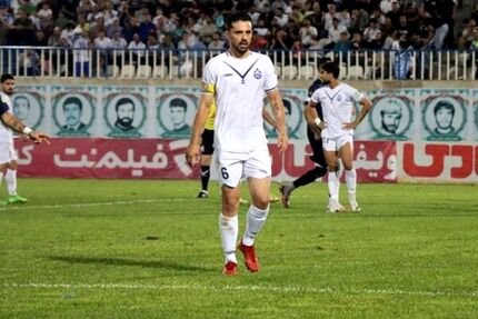 ملوان اولین صدرنشین لیگ برتر / بازیکن سرباز بازی را درآورد