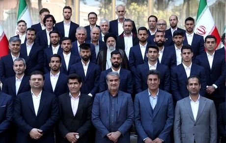 بدرقه ملی‌پوشان فوتبال ایران با حضور رئیسی و گرفتن عکس یادگاری