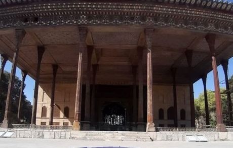 کاخ‌موزه چهلستون در حملات دشمن آسیب دید