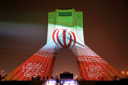 برج آزادی به رنگ پرچم ایران درآمد