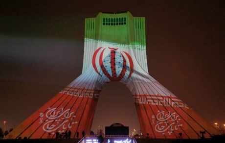 برج آزادی به رنگ پرچم ایران درآمد