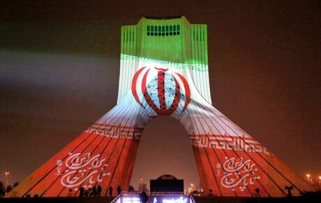 برج آزادی به رنگ پرچم ایران درآمد