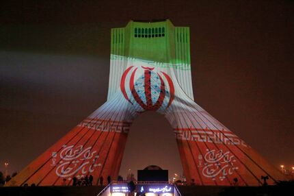 برج آزادی به رنگ پرچم ایران درآمد
