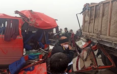 تصادف شدید مینی بوس حامل دانش آموزان با نیسان آبی / فقط راننده آسیب دید