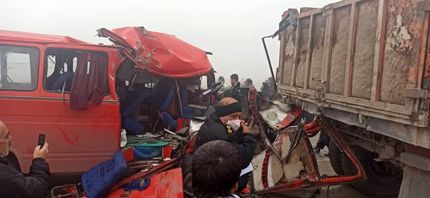 تصادف شدید مینی بوس حامل دانش آموزان با نیسان آبی / فقط راننده آسیب دید