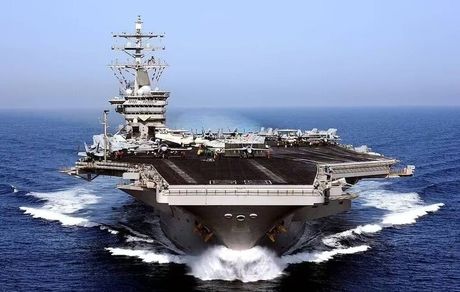 ناو بزرگ آمریکایی دچار آتش سوزی شد