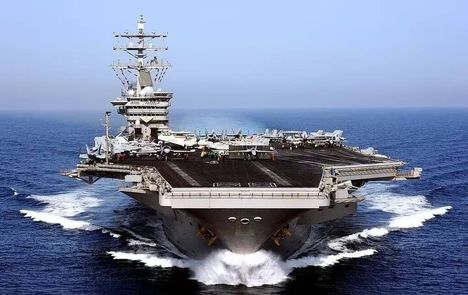 ناو بزرگ آمریکایی دچار آتش سوزی شد