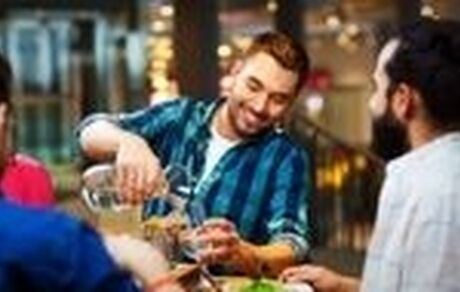  این دسته از افراد هرگز نباید همراه غذا آب بنوشند