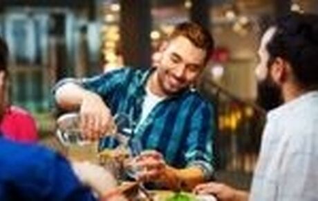  این دسته از افراد هرگز نباید همراه غذا آب بنوشند
