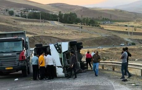 واژگونی مینی‌بوس در جاده اهر-ورزقان، ۱۹ مصدوم برجای گذاشت