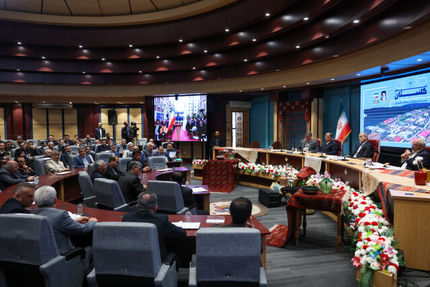 پزشکیان: سیاست دولت حرکت به سمت توسعه انرژی‌های تجدیدپذیر است / قوانین بازدارنده حذف خواهدشد