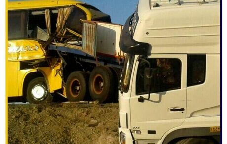 ۲۷ مصدوم در تصادف اتوبوس با کامیون در محور سمنان به آرادان