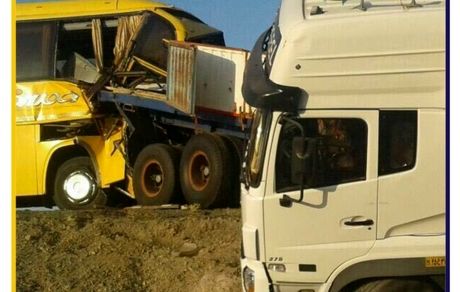 ۲۷ مصدوم در تصادف اتوبوس با کامیون در محور سمنان به آرادان