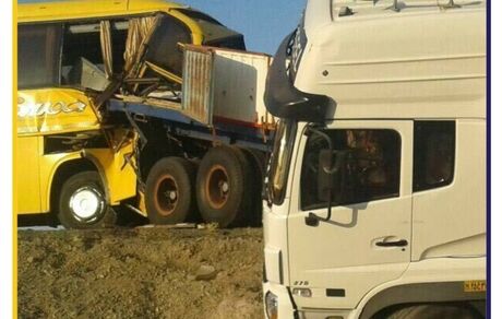۲۷ مصدوم در تصادف اتوبوس با کامیون در محور سمنان به آرادان