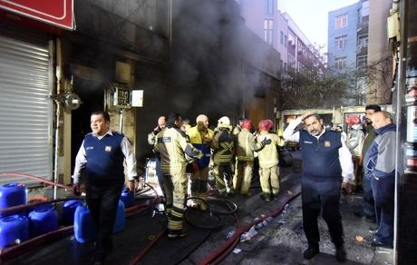 آتش سوزی مهیب ساختمان ۱۰ طبقه‌ای در خیابان بهار تهران / احتمال ریزش ساختمان  شهادت یک آتش نشان + ویدئو