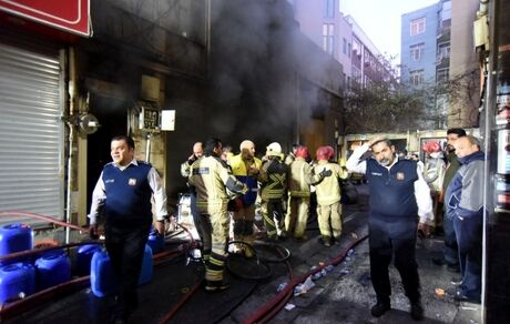 آتش سوزی مهیب ساختمان ۱۰ طبقه‌ای در خیابان بهار تهران / احتمال ریزش ساختمان  شهادت یک آتش نشان + ویدئو