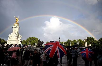 ادعای عجیب: عکس ملکه در آسمان بریتانیا!