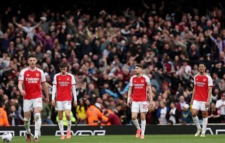 ابر و باد و مه و خورشید در خدمت گواردیولا / آرسنال در خانه باخت و قهرمانی را تعارف زد