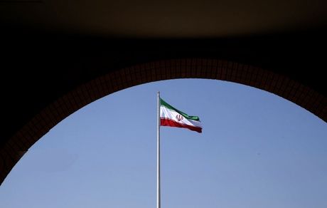 بلندترین و سنگین‌ترین پرچم کشورمان به اهتزاز درآمد