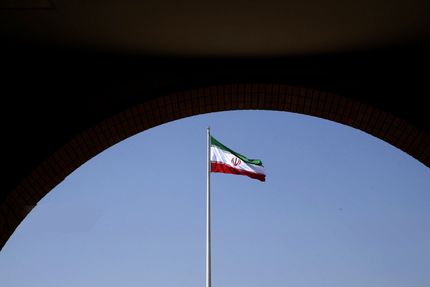بلندترین و سنگین‌ترین پرچم کشورمان به اهتزاز درآمد