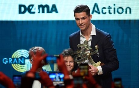 عکس| اقدام عجیب رونالدو در مراسم اهدای جوایز بهترین‌های سری A 