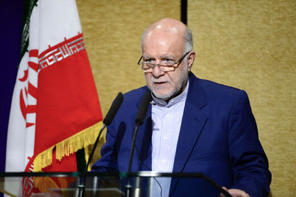 زنگنه:  بانک ملت در موفقیت‌های وزارت نفت بسیار موثر بوده است