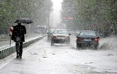 
بارش برف و باران در جاده‌های ۱۵ استان کشور/ اجازه تردد تنها با زنجیر چرخ
