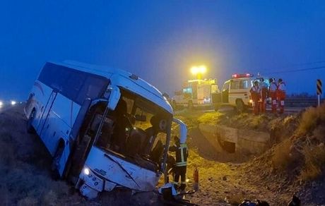 یک کشته و ۴۴ مصدوم در تصادف اتوبوس و کامیون در جاده سبزوار نیشابور